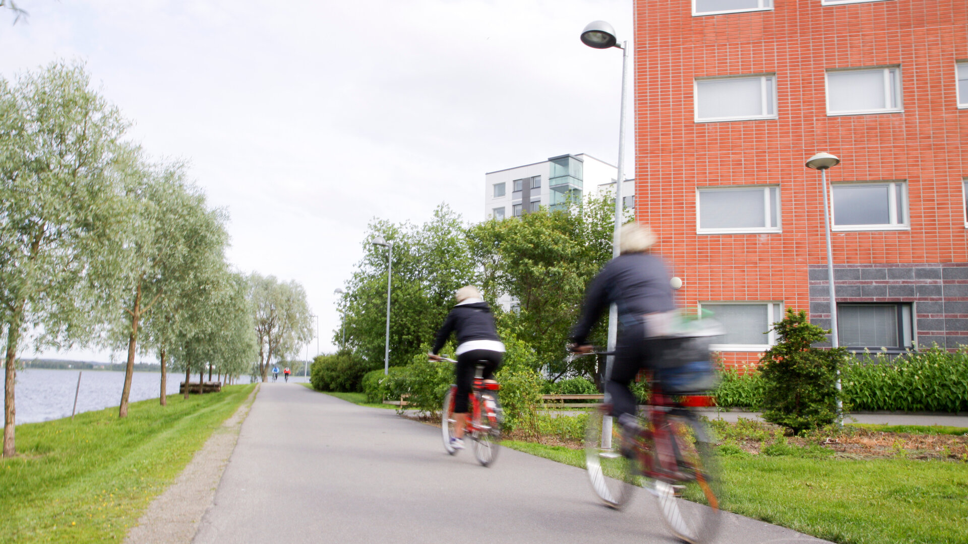 Pyöräilijöitä Jyväskylän Lutakon asuinalueella.