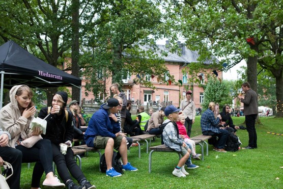 Trädgårdsfest i Hiedanranta i Tammerfors som blir hem för 25 000 personer, på smidigt spårvägsavstånd från centrum. © Bild: Visit Tampere