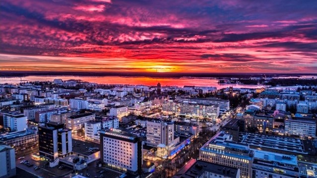Vaasalainen kaupunkimaisema auringonlaskun aikaan. Kuva: Vaasan kaupunki